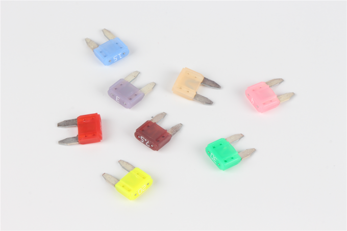 小さい小型速い打撃のヒューズDC32V 4Ampの自動車刃のヒューズはヒューズで中国製差し込む