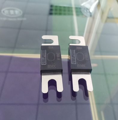 中型の平らなタイプ自動車バッテリー・ヒューズ、DC80V EVのカー・バッテリーのヒューズ